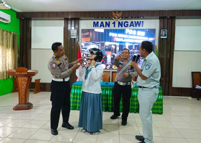 Satlantas Polres Ngawi Ajak Pelajar MAN 1 Ngawi Tertib Berlalu Lintas Lewat Kampanye ''Sayangi Diri Sendiri''