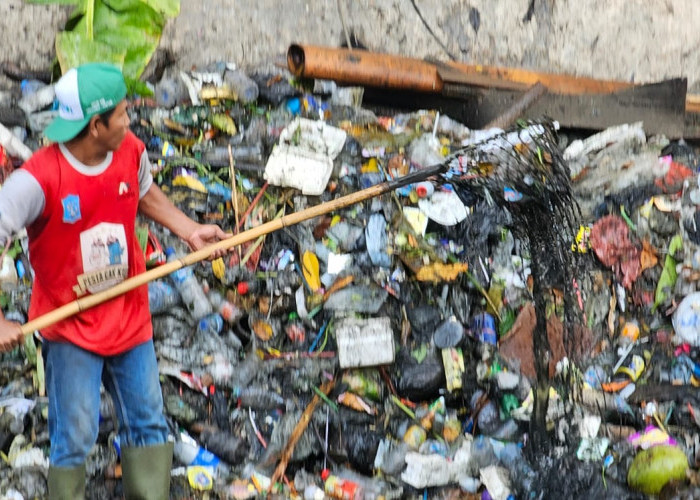 198 Ton Sampah Tekumpul saat Hujan di Surabaya