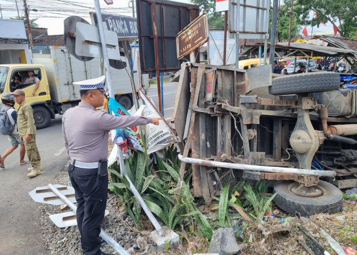 Nekat Terobos Palang Pintu KA, Dump Truck Terpental Dihantam KA Logawa, Sopir Tewas