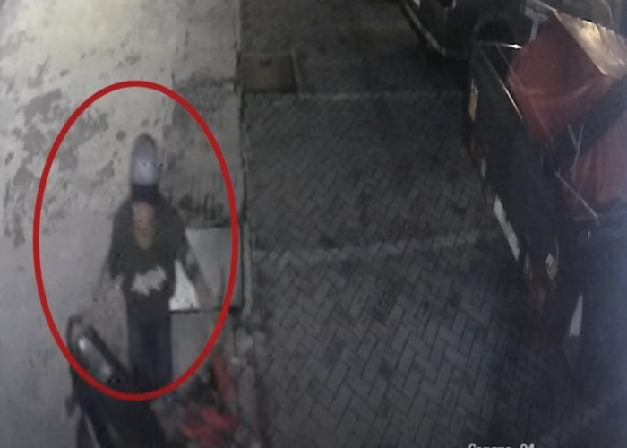 Dua Maling Gasak Motor di Felix Guest House Kendangsari Surabaya Terekam CCTV