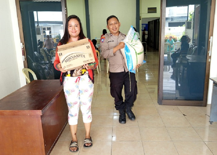 Polsek Sukomanunggal Pantau Penyaluran Bantuan Beras dan Minyak Goreng di Putat Gede