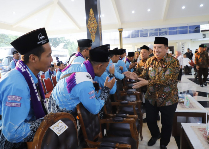 Bupati Warsubi Berangkatkan Jemaah Haji Kloter 60-61, Suasana Haru dan Talbiyah Iringi Pelepasan ke Tanah Suci
