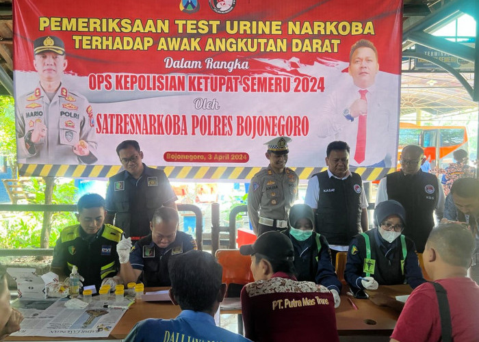 Satresnarkoba Polres Bojonegoro Gelar Tes Urine Sopir Bus di Terminal Rajekwesi Jelang Mudik Lebaran 2024