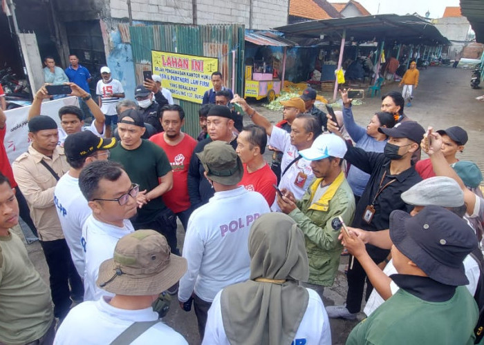 Satpol PP Surabaya Segel Lahan Bongkar Muat Sayur di Jalan Pandegiling