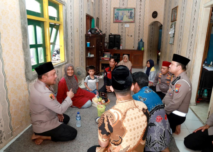 Kapolres Jember Sambangi Keluarga Korban Kanjuruhan, Salurkan Tali Asih Kapolda Jatim