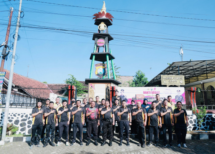 Polres Jember Kerja Bakti Bersihkan Tugu Palagan Jomerto dan Masjid Jihad Syuhada Peringati Hari Bhayangkara