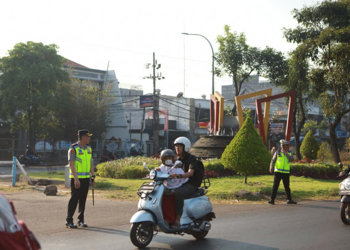 Berikan Rasa Aman, Kapolres Pelabuhan Tanjung Perak Turun Langsung Pengaturan Lalu Lintas Pagi