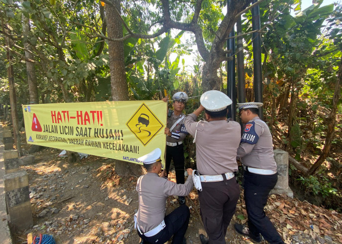  Demi Keselamatan Masyarakat, Anggota Satlantas Polres Batu Pasang Spanduk di Tempat Rawan Laka dan Bencana