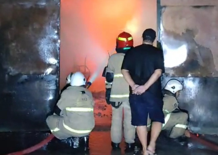 2 Gudang Mebel di Pergudangan TPI Romokalisari Ludes Dilalap Api