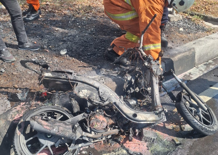 Panik Motor Terbakar, Dua Pemuda Terlibat Kecelakaan