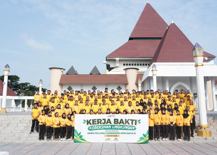 Wujudkan Green Policing, Polres Kediri Kerja Bakti Bersihkan Lingkungan Masjid An Nur Pare