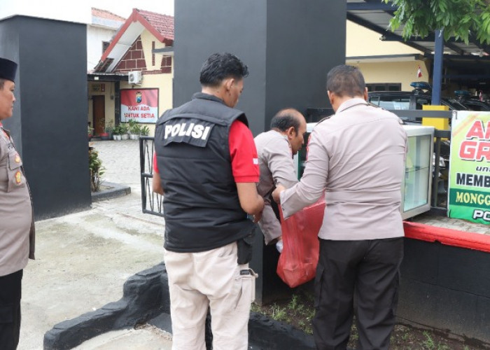 Jumat Berkah Polsek Pace Sediakan Puluhan Nasi Bungkus Gratis untuk Masyarakat