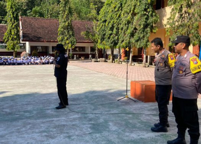 Polisi Masuk SMPN 1 Kalidawir, Ajak Murid Lebih Disiplin dan Bijak Bermedsos