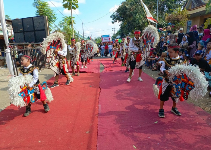 22 Peserta Karnaval Iringi Rangkaian Kegiatan Sedekah Desa dan HUT RI Ke-79 Desa Barat