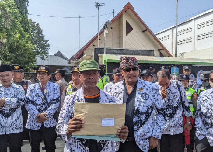 Somasi Gubernur Jatim, Ribuan Guru Geruduk Kantor Dinas Pendidikan Jatim Cabang Ponorogo-Magetan