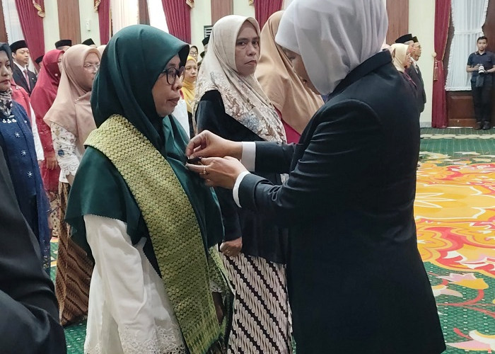 467 ASN Pemprov Jatim Terima Satyalancana Karya Satya, Khofifah Tekankan Pengabdian