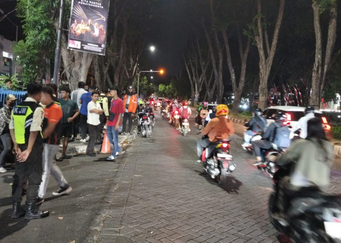 Terjatuh di Tengah Jalan Rungkut Industri, Wanita Berhijab Terluka Parah