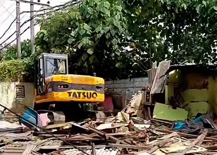 Jadi Penyebab Banjir, 43 Lapak PKL di Atas Saluran Air Driyorejo Gresik Dibongkar 