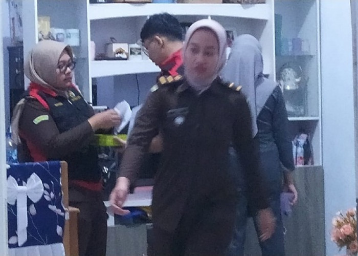 Kejari Ngawi Geledah Rumah Anggota Dewan Winarto, Sita Dokumen dan Mobil