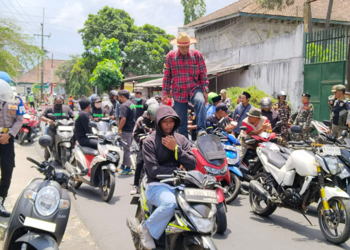 Massa Aliansi Masyarakat Kabupaten Malang Lanjut Datangi Kediaman Hadi Wiyono