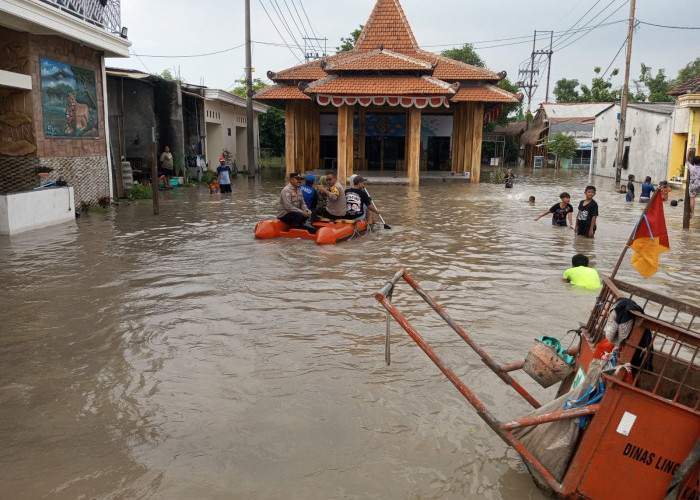 Polisi Turun ke Lokasi Banjir di Desa Barengkrajan Krian Sidoarjo