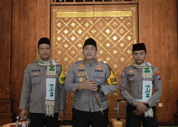 Apresiasi Anggota Berprestasi, Kapolres Blitar Berangkatkan 2 Personel Umrah
