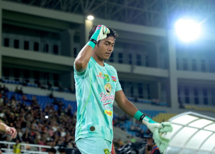Gawang Persebaya Clean Sheet 4 Laga, Andhika Ramadhani Siap Tempur Ukir Sejarah di Markas Semen Padang