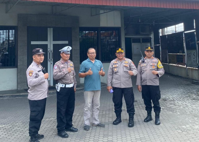 Pastikan Keamanan Ibadah, Kapolsek Simokerto Pimpin Patroli Dialogis di Gereja Bethel Kapasan