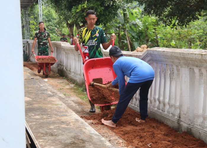 Satgas TMMD 127 Kodim Sumenep Lakukan Pengurukan Lantai Masjid
