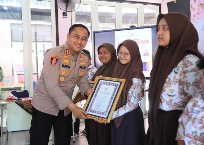 Kapolres Gresik Apresiasi Guru dan Siswa Berprestasi SLB Kemala Bhayangkari 2
