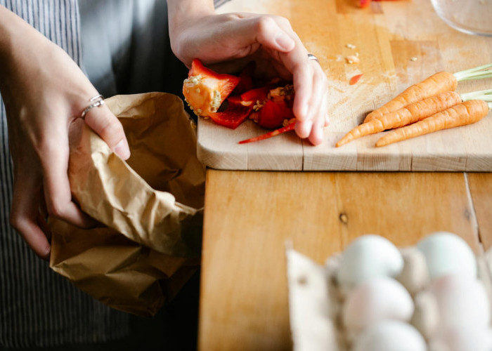 Ubah Sampah Jadi Nutrisi, Panduan Praktis Bikin Pupuk Organik Cair dari Limbah Dapur untuk Tanaman Hias