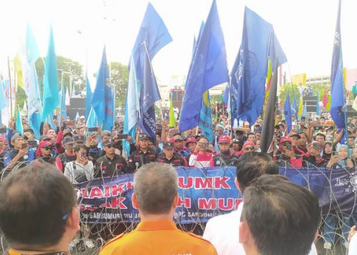 Ribuan Buruh Jatim Geruduk Kantor Gubernur Tuntut UMP 2026 Naik Jadi Rp3,3 Juta