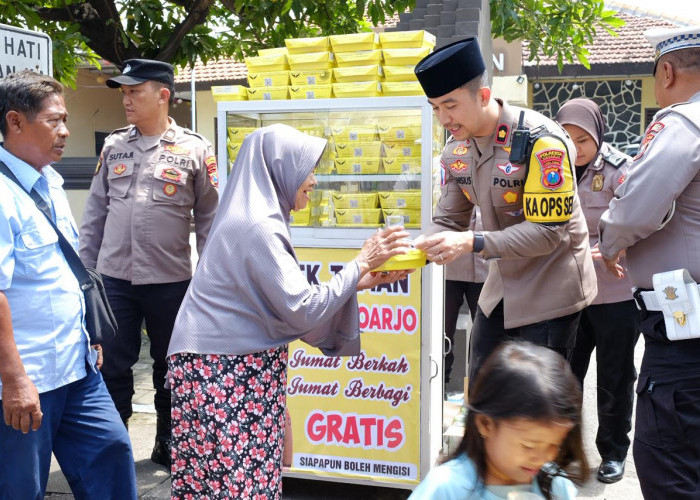 Jumat Berkah, Polisi Bagikan Makanan Gratis