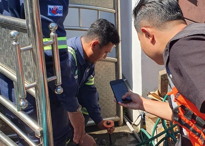 PAM Surya Sembada Tertibkan Sambungan Air Ilegal di Perak Barat Surabaya