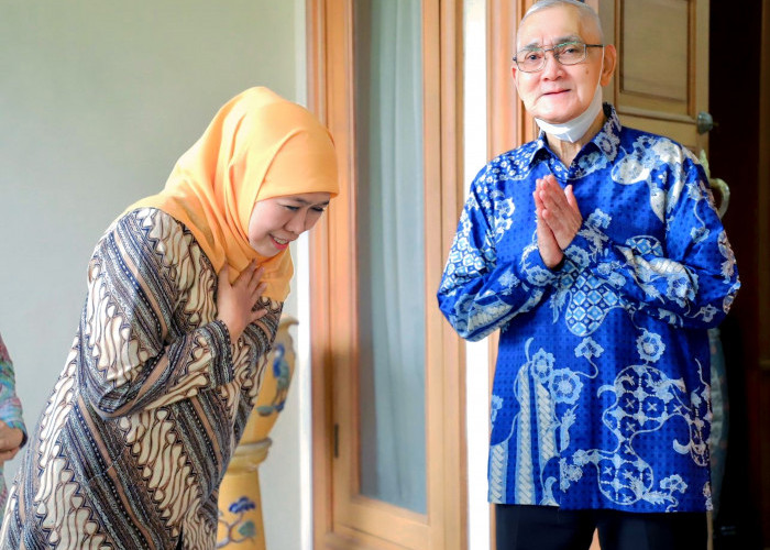 Kenang Try Sutrisno, Khofifah Instruksikan Pengibaran Bendera Setengah Tiang Selama Dua Hari