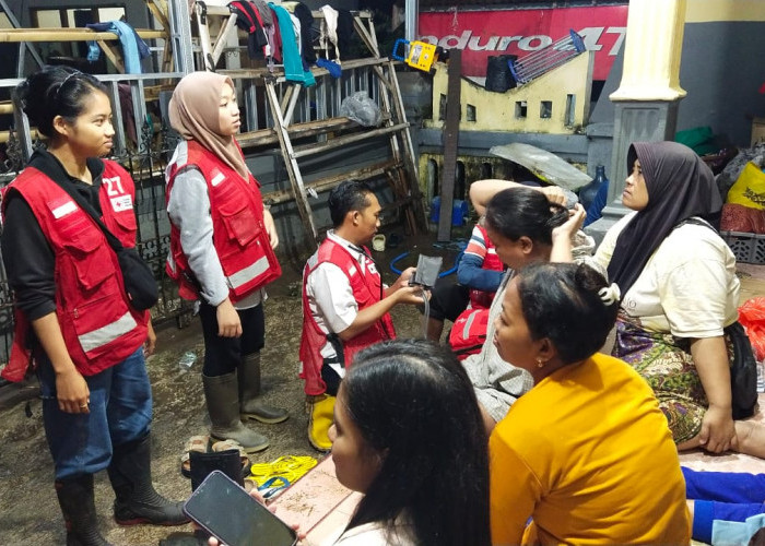 Respons Cepat Bencana, PMI Jember Kerahkan Satgana Salurkan Ratusan Bungkus Makanan di Lokasi Banjir
