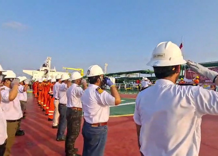 Merah Putih Berkibar di Laut Jawa, Satpolairud dan Pertamina Upacara di Atas Kapal
