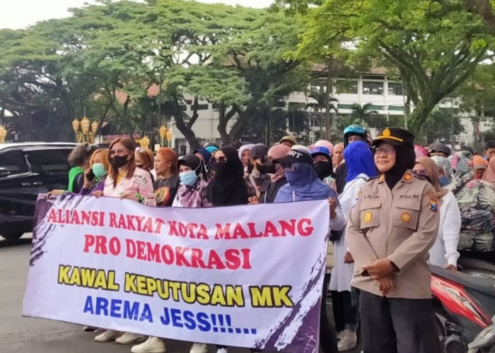 Rakyat Pro Demokrasi Suarakan Perdamaian di Depan Gedung DPRD Kota Malang