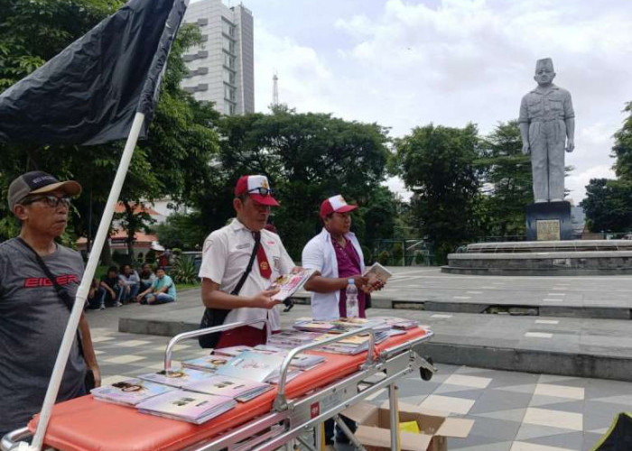 Aksi Satire Seniman Surabaya Kenang Siswa SD di NTT dengan Membagikan Ratusan Buku dan Pena