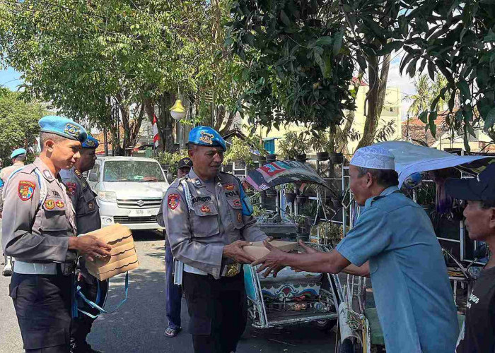 Polresta Banyuwangi Peduli, Bagikan Nasi Kotak untuk Warga