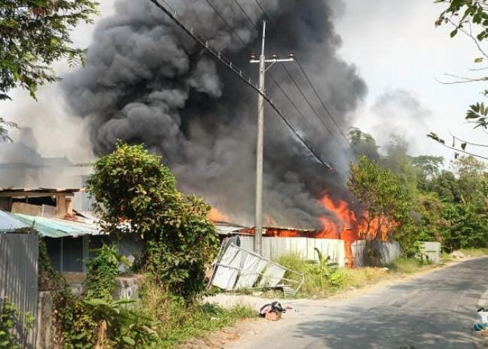 Bedeng Tempat Tinggal Kuli di Made Surabaya Terbakar