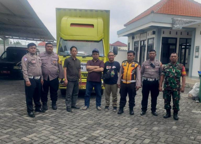 Personel Polsek Mulyorejo Pengamanan Kotak Suara Pilkada Surabaya Tiba di Gudang KPU