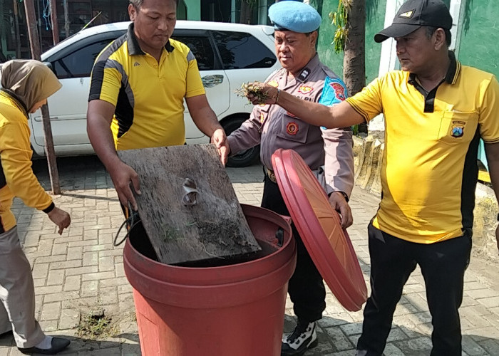 Bakti Religi Sambut HUT Bhayangkara ke-79, Polsek Pakal dan Warga Bersinergi Bersihkan Rumah Ibadah