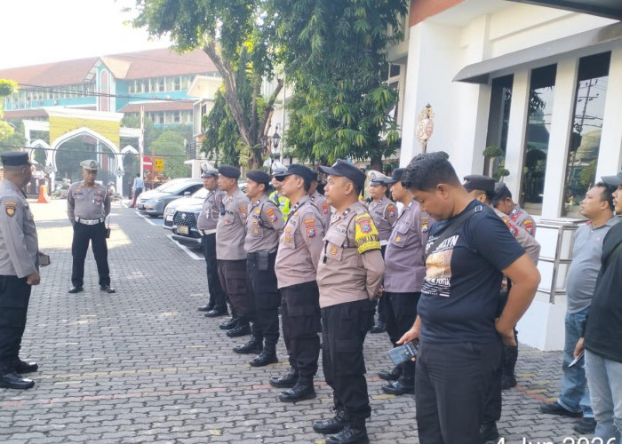 Amankan Aksi Unras di DPRD Jatim, Polsek Bubutan Tekankan Pengamanan Humanis