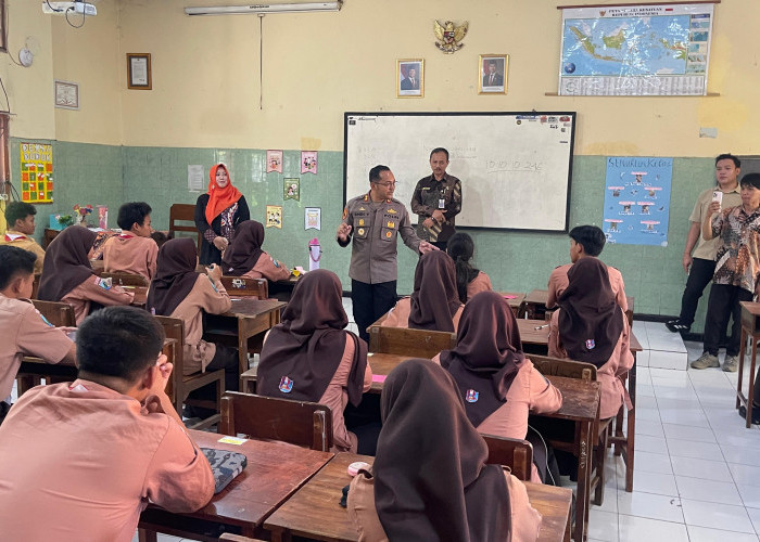 Kapolres Mojokerto Motivasi Pelajar SMAN 1 Sooko, Tekankan Literasi Digital dan Prestasi