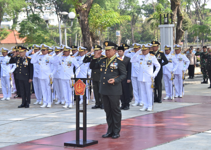 Sambut HUT Ke-78 TNI, Kaskoarmada II Ikuti Ziarah di TMP Sepuluh November