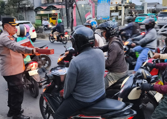 Kapolsek Gedangan Bagikan Ratusan Takjil ke Masyarakat