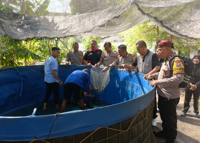 Polisi Ngopi dan Panen Lele Bersama Warga