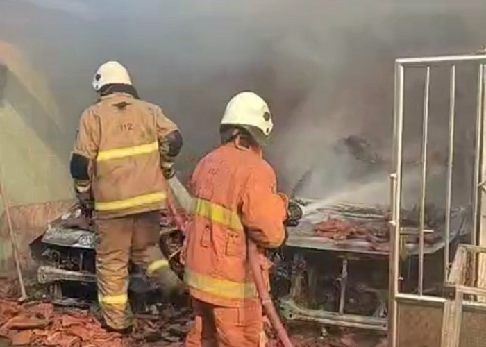 Ledakan Iringi Kebakaran Rumah di Sambi Arum Surabaya, Dua Mobil Hangus
