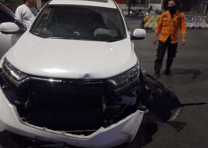 Mengantuk, Honda CR-V Tabrak PJU dan Pohon di Jalan HR Muhammad Surabaya